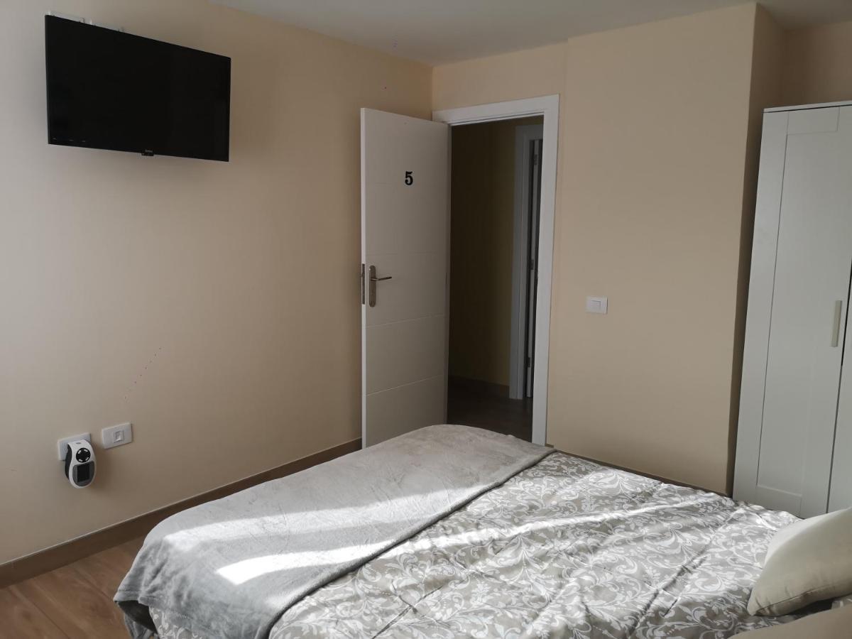 לה לגונה Hostal Mari En La Laguna, Alquiler Habitacion Privada En Hostal, 6 Habitaciones Cerca De La Universidad Y Aeropuerto Norte, 3 Banos Compartidos מראה חיצוני תמונה