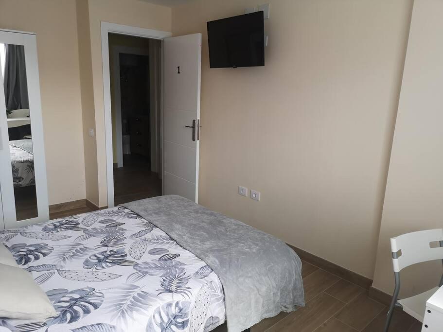 לה לגונה Hostal Mari En La Laguna, Alquiler Habitacion Privada En Hostal, 6 Habitaciones Cerca De La Universidad Y Aeropuerto Norte, 3 Banos Compartidos מראה חיצוני תמונה