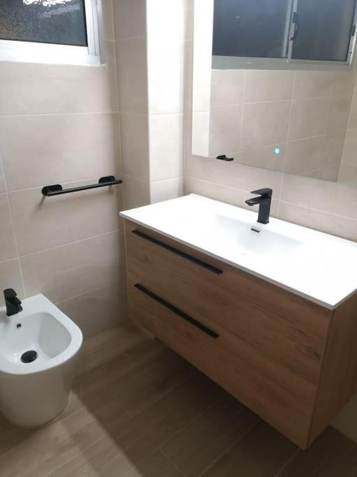 לה לגונה Hostal Mari En La Laguna, Alquiler Habitacion Privada En Hostal, 6 Habitaciones Cerca De La Universidad Y Aeropuerto Norte, 3 Banos Compartidos מראה חיצוני תמונה